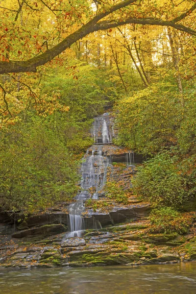 Cascada tranquila en el otoño en las montañas —  Fotos de Stock