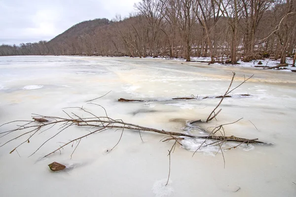 Eau gelée dans une rivière Bayou — Photo