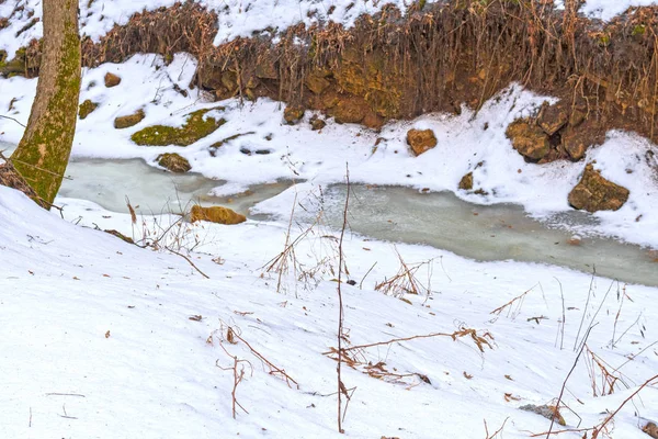 冬の凍った小川 — ストック写真