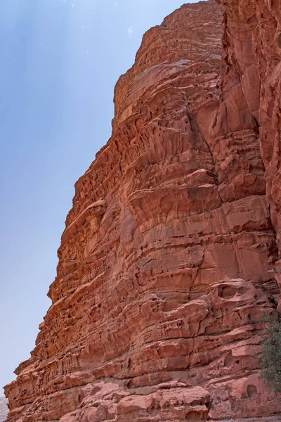 Çölde erozyona uğramış kırmızı kayalıklarla — Stok fotoğraf