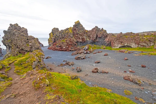 Formazioni drammatiche di lava su una spiaggia remota — Foto Stock