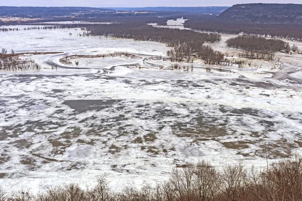 Confluenza congelata di due fiumi del Midwest in inverno — Foto Stock