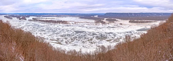 冬の Wisonsin と Mississipi 川の合流点 — ストック写真