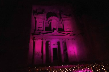 Geceleri renkli ışıklar Petra hazine