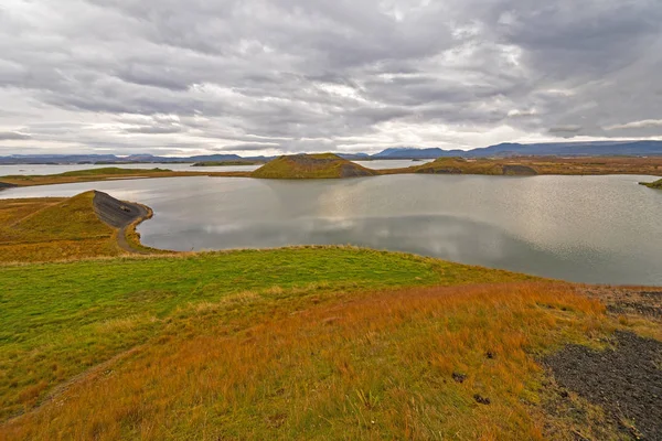 Pestré kopce v jezeře vzdálené Tundra — Stock fotografie