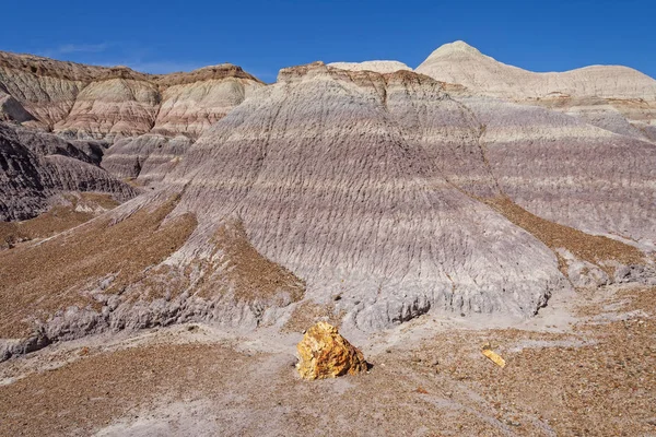Patrząc na kolorowe Bluffs na pustyni — Zdjęcie stockowe