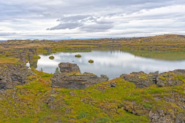 Estanque de la calma en la tundra en el otoño —  Fotos de Stock