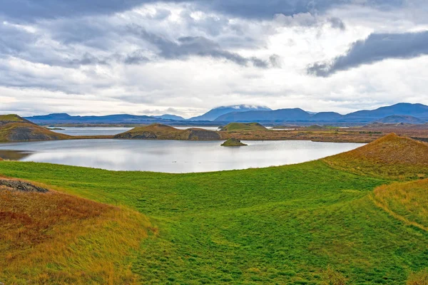 Graminées et nuages colorés sur un lac du Nord — Photo