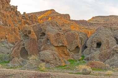 Akşam Işığında Tuhaf Kayalar