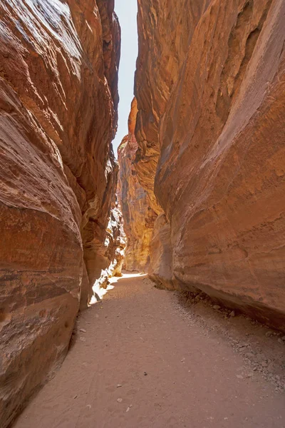 Canyon étroit sur le chemin de Petra — Photo