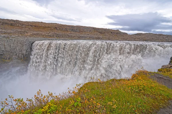 Débit massif d'eau sur une cascade du nord de l'Islande — Photo