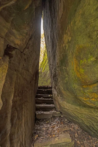 Passage étroit sur un sentier entre les rochers de grès — Photo