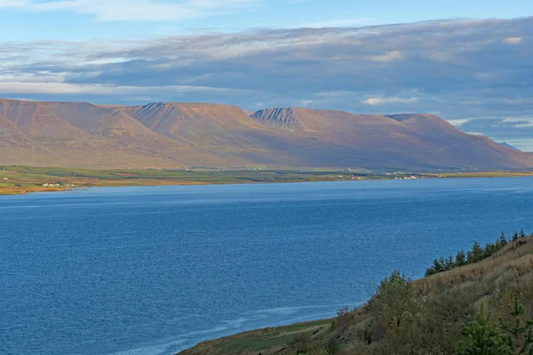 Tablelands ovanför en färgglad Fjord — Stockfoto