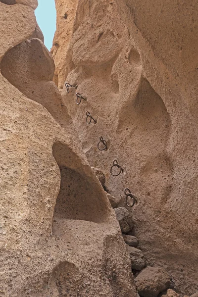 Des anneaux pour aider les randonneurs dans un canyon étroit — Photo