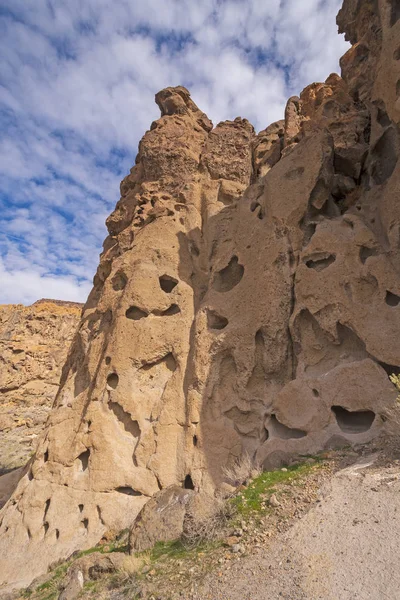 Trous dans une falaise volcanique Tuff — Photo