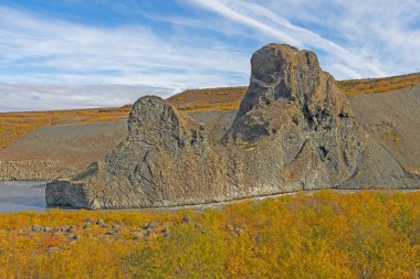 Sonbahar Renkleri Arasında Dramatik Volkanik Oluşumlar