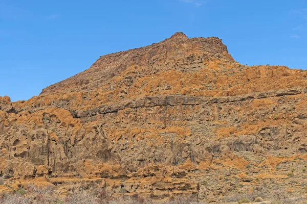 沙漠中火山岩的五颜六色的悬崖 — 图库照片