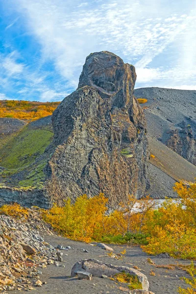 Dramáticas rocas volcánicas en medio de los colores de otoño —  Fotos de Stock