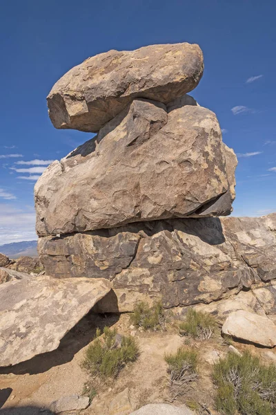 Rocas balanceadas en la cima de una montaña del desierto —  Fotos de Stock