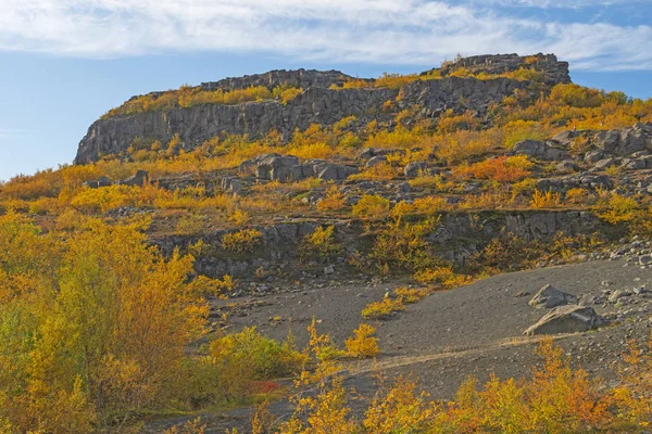 Colores de otoño que cubren un acantilado volcánico — Foto de Stock