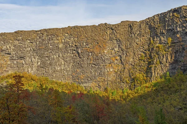 Sheer Cliffs Rise Above the Fall Colors — Stock Photo, Image