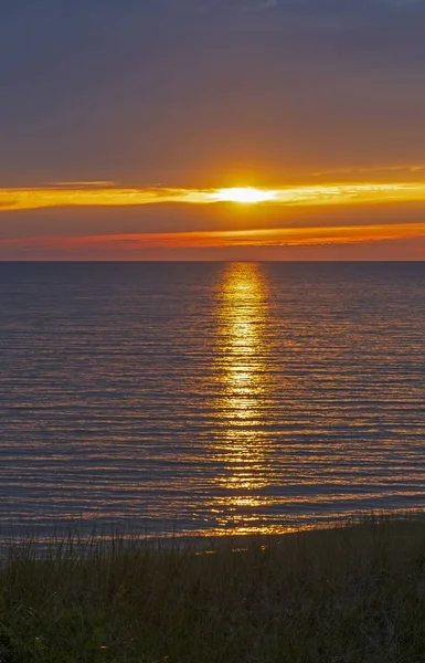 Sun Breaking Through the Clouds at Sunset — Stock Photo, Image