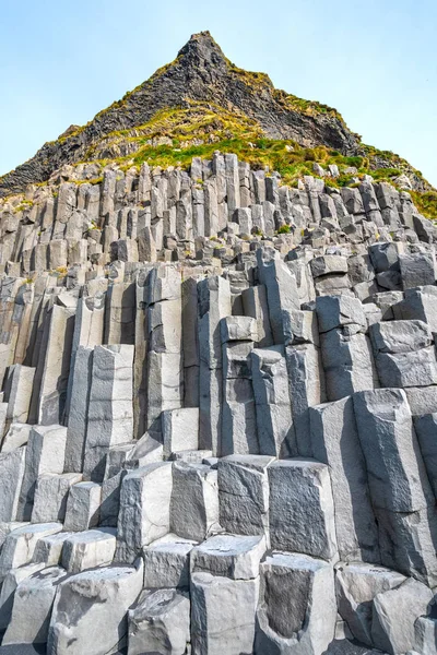 遠隔山の劇的な玄武岩柱 — ストック写真