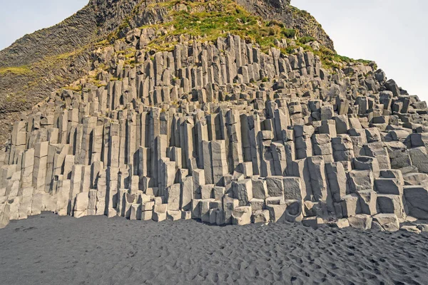 Colonnes de basalte dramatiques sur une plage éloignée — Photo