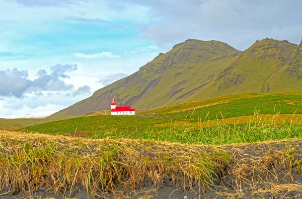 Église rurale contre les montagnes — Photo