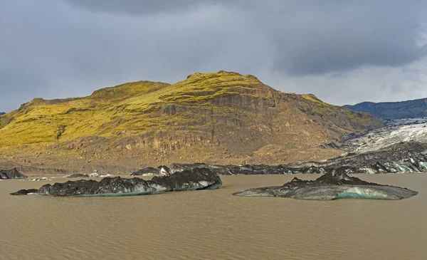 Roches colorées et glace par une lagune glaciaire — Photo