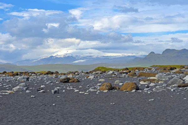 Vulkanische rots, zwarte zand en gletsjers in IJsland — Stockfoto