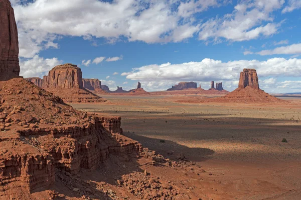 Panoramatický pohled na Red Rock Buttes v poušti — Stock fotografie