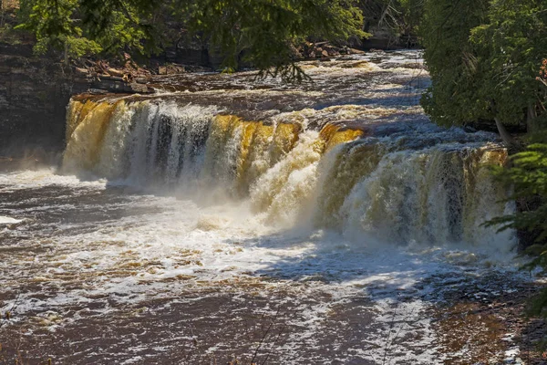 Krachtige watervallen in het voorjaar — Stockfoto