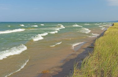 Büyük Göllerde Yuvarlanan Dalgalar