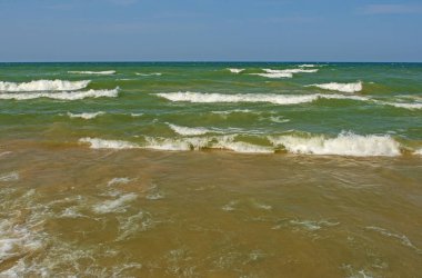 Uzak bir Lakeshore 'da Çarpışan Dalgalar