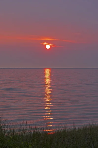 Orbe laranja ao pôr do sol — Fotografia de Stock