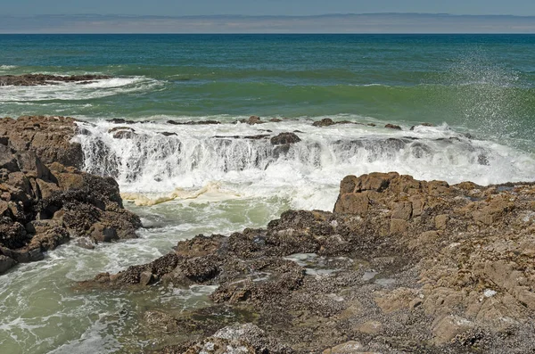 Golven Gieten Kustrotsen Aardbei Heuvel Strand Oregon — Stockfoto