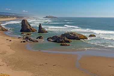 Bandon, Oregon yakınlarındaki Rocky Ocean Plajında Yuvarlanan Dalgalar