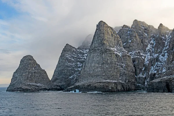 Dramatyczny Klif Wyłaniający Się Mgły Pobliżu Fiordu Sunneshine Wyspie Baffin — Zdjęcie stockowe