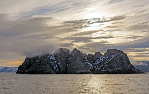 Nubes Lenticulares Sol Sobre Una Isla Remota Cerca Del Fiordo —  Fotos de Stock