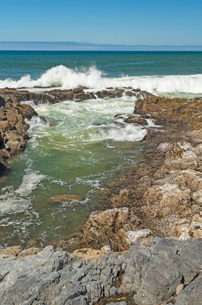 Fale Rozbijają Się Nad Skałami Wybrzeża Truskawkowym Wzgórzu Beach Oregonie — Zdjęcie stockowe