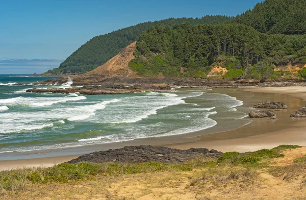 俄勒冈州海岸落基草莓山滩上的滚滚波浪 — 图库照片