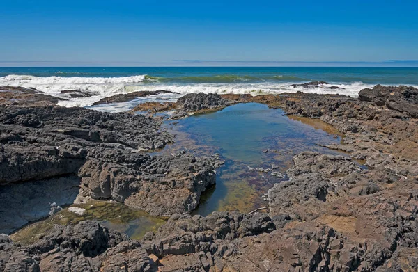Tidepools Den Felsen Inmitten Krachender Wellen Kap Perpetua Oregon — Stockfoto