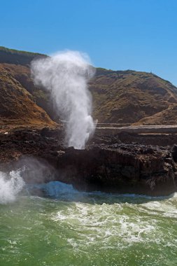 Oregon Sahili 'ndeki Cape Perpetua' da dramatik püskürtme borusu.