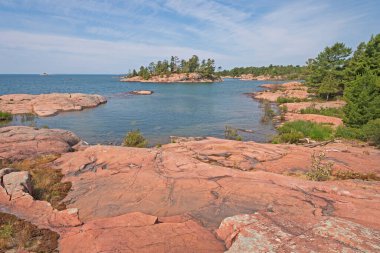 Ontario, Kanada 'daki KIllarney il parkında Huron Gölü' nde uzaktan Rocky Lakeshore.