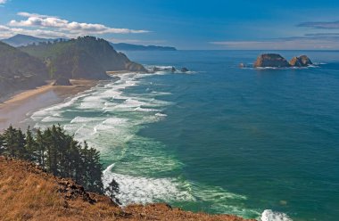 Oregon 'daki Cape Meares' den düşen dalgaların sisli hava görüntüsü