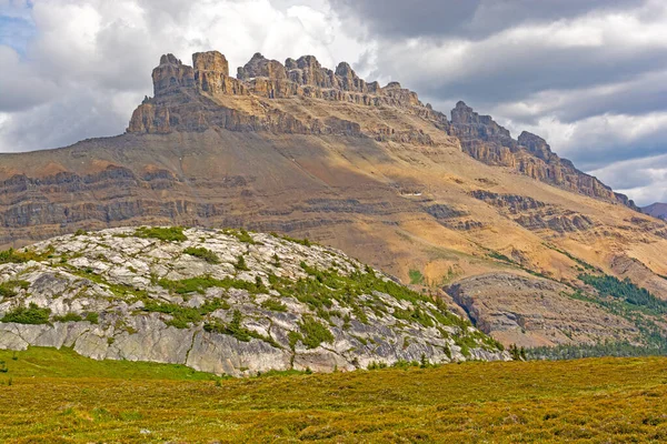Zerklüftete Gipfel Über Einem Alpendom Banff Nationalpark Alberta — Stockfoto