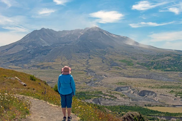 Túrázó Tűnődik Pusztítás Mount Helens Washingtonban — Stock Fotó