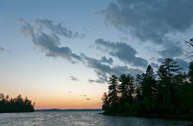 Ontario 'daki Quetico İl Parkı' ndaki Bayley Körfezi 'ndeki Kuzey Ormanı' nda Alacakaranlık Siluetleri