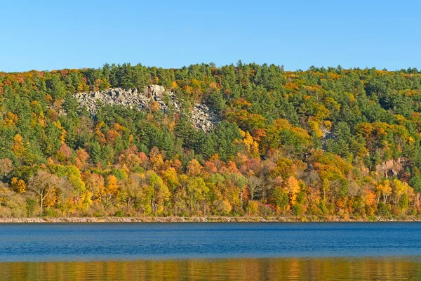 Wisconsin 'deki Devils Lake State Park' ta Sakin Sular ve Sonbahar Renkleri